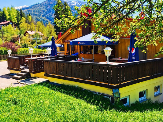 Die Terrasse der Schnitzelalm mit Blick auf die Berge