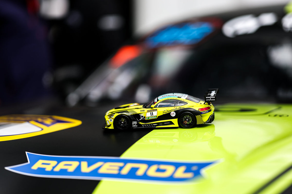 Modellauto Mercedes-AMG GT3 #11 auf der Motorhaube