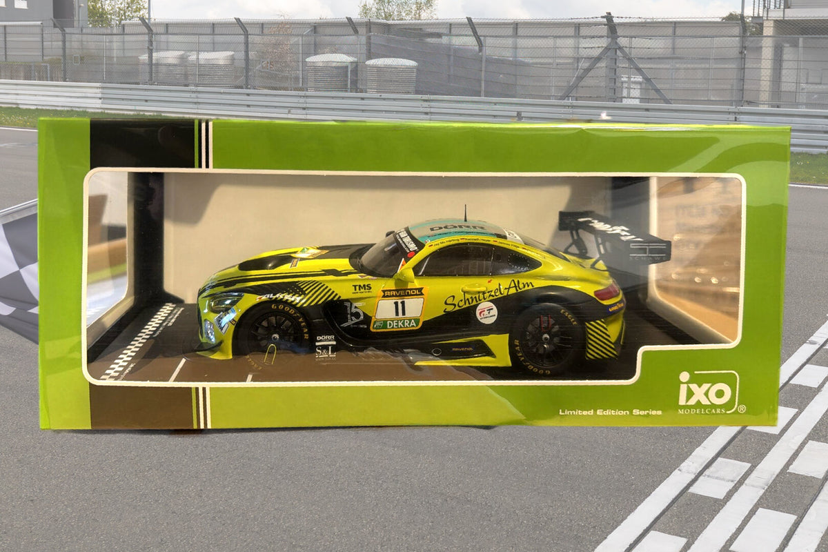 Modellauto Mercedes-AMG GT3 #11 in der Verpackung