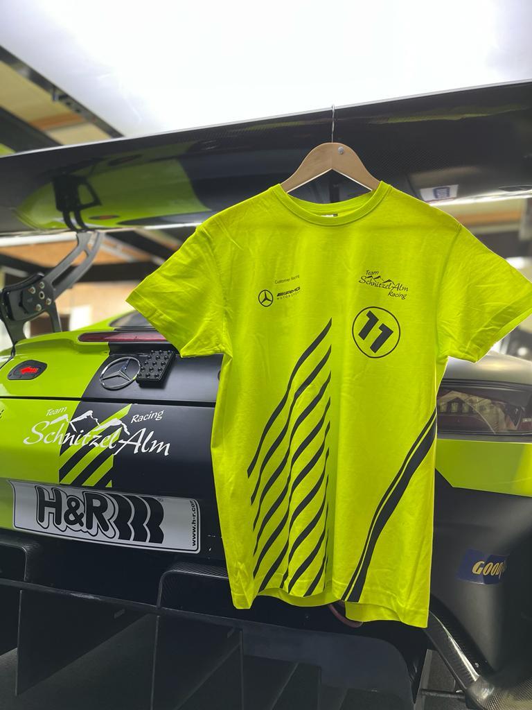 Schnitzelalm Racing T-Shirt neongelb, Vorderseite am Rennwagen