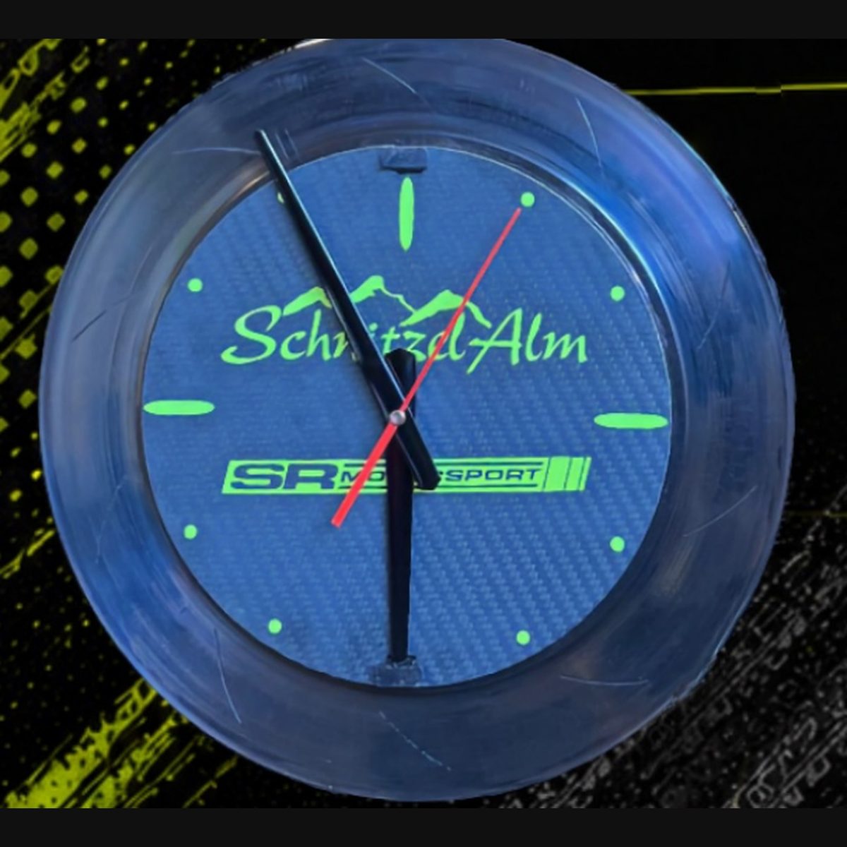 Racing-Uhr – Zifferblatt mit Schnitzelalm- und SR-Motorsport-Logo